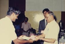 Prof. L. S. Srinath presents an award at the 29th Institute Day, 1988