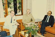 Dr. Konrad Seitz, Mr. Hans Klein and Mr. A. L. Mudaliar in conversation, 1988