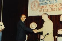 Mr. A. L. Mudaliar shaking hands with Mr. Hans Klein, 1988