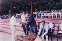 Prof. R. Natarajan receives a bouquet at the 35th Inter-IIT Sports Meet, 1999