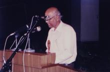 A gentleman addresses an audience at IIT Madras, 1999