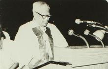 A chief guest addresses the audience at a convocation