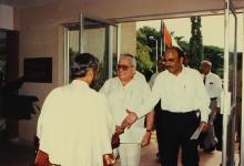 Mr. Russi Mody and Mr. A. L. Mudaliar being welcomed at the Student Activities Centre, 1989