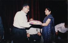 The chief guest of Shaastra 2002 is presented with a gift