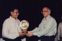 The Director gives the chief guest a memento at the Shaastra 2002 inauguration ceremony