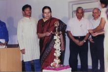 Mrs. Jayashree Ananth lights the kuthu vilakku, Saarang 2005