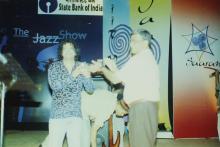Prof. V. G. Idichandy presents a memento to Guitar Prasanna, Saarang 2005