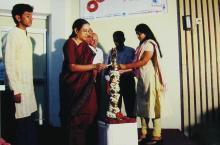  Mrs. Jayashree Ananth lights the kuthu vilakku, Saarang 2005 Inauguration