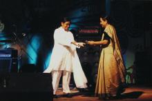  Mrs. Jayashree Ananth presents a prize at Saarang 2005