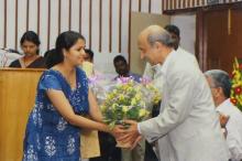 Dr. Jagadeesh S. Moodera receives a bouquet of flowers at the 50th Institute Day, 2009