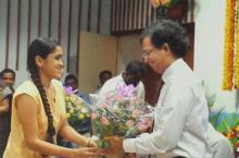  Mr. Shrikumar Suryanarayan receives a bouquet of flowers at the 50th Institute Day, 2009