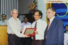 Mr. Shrikumar Suryanarayan receives the Distinguished Alumnus Award at the 50th Institute Day, 2009