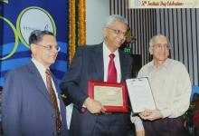 Mr. M. G. Parameswaran receives the Distinguished Alumnus Award at the 50th Institute Day, 2009