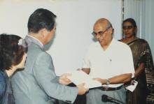 Dr. S. Narayanan receives a gift from Mr. Hirotaro Yamasaki at the IIT Madras-Kyushu University MoU meeting, 2006