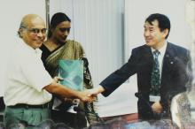 Dr. S. Narayanan and Dr. Masaharu Yanagihara shake hands, IIT Madras-Kyushu University MoU meeting, 2006