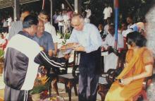 Prof. M. S. Ananth holds a bouquet of flowers at the 12th Inter-IIT Staff Sports Meet, 2004