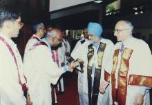 Mr. Montek Singh Ahluwalia interacts with faculty members at the 42nd Convocation, 2005
