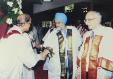 Mr. Montek Singh Ahluwalia interacts with faculty members at the 42nd Convocation, 2005