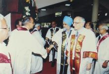 Mr. Montek Singh Ahluwalia shakes hands with a faculty member at the 42nd Convocation, 2005
