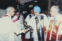 Mr. Montek Singh Ahluwalia interacts with members of the faculty at the 42nd Convocation, 2005