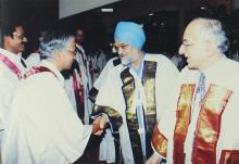 Mr. Montek Singh Ahluwalia interacts with members of the faculty at the 42nd Convocation, 2005