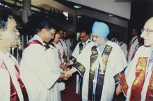 Mr. Montek Singh Ahluwalia shakes hands with a faculty member at the 42nd Convocation, 2005
