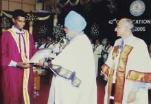Mr. Montek Singh Ahluwalia presents a merit prize to a graduating student at the 42nd Convocation, 2005