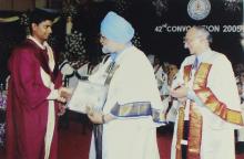 Mr. Montek Singh Ahluwalia presents a merit prize to a graduating student at the 42nd Convocation, 2005