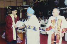 Mr. Montek Singh Ahluwalia presents a merit prize to a graduating student at the 42nd Convocation, 2005