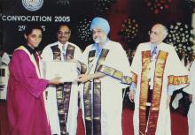 Mr. Montek Singh Ahluwalia presents a merit prize to a student at the 42nd Convocation, 2005