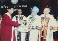 Mr. Montek Singh Ahluwalia presents a merit prize to a graduating student at the 42nd Convocation, 2005