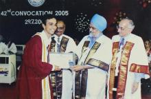 Mr. Montek Singh Ahluwalia presents a merit prize to a graduating student at the 42nd Convocation, 2005