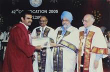 Mr. Montek Singh Ahluwalia presents a merit prize to a graduating student at the 42nd Convocation, 2005