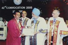 A student receives a degree from Mr. Montek Singh Ahluwalia, 42nd Convocation (2005)