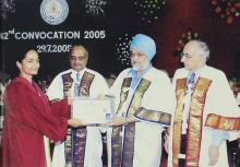 Mr. Montek Singh Ahluwalia presents a degree to a graduating student at the 42nd Convocation, 2005