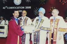 Mr. Montek Singh Ahluwalia presents a degree at the 42nd Convocation, 2005