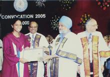 Mr. Montek Singh Ahluwalia presents a degree at the 42nd Convocation, 2005