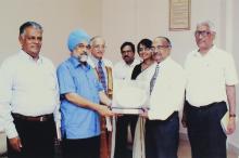 Mr. Montek Singh Ahluwalia is presented a memento at the 42nd Convocation of IIT Madras, 2005