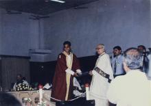 Mr. Krishan Kant presents a prize to a student at the 35th Convocation, 1998