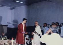 Mr. Krishan Kant presents a special merit prize to a graduating student at the 35th Convocation, 1998