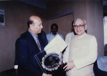 Mr. Krishan Kant receives a memento, 35th Convocation (1998)