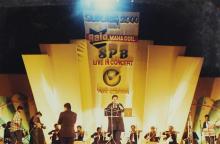 S. P. Balasubrahmanyam performing during the Popular Night programme at Saarang 2000