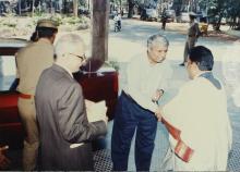 Dr. Gururaj Deshpande is greeted by Profs. A. Swamidurai at the Special Convocation (2001)