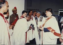 Dr. Gururaj Deshpande interacts with faculty members at the Special Convocation (2001)