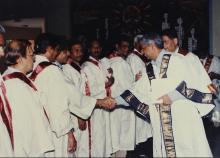 Dr. Gururaj Deshpande shakes hands with faculty members at the Special Convocation (2001)