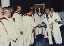 Dr. Gururaj Deshpande shakes hands with a faculty member at the Special Convocation (2001)