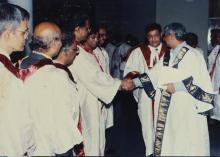 Dr. Gururaj Deshpande interacts with faculty members at the Special Convocation (2001)