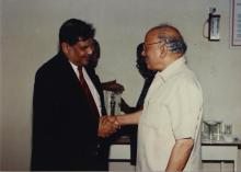 Prof. R. Natarajan and Mr. M. S. Swaminathan shake hands, Special Convocation (2001)