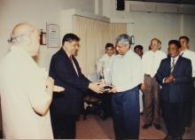 Prof. R. Natarajan presents a memento to Dr. Gururaj Deshpande, Special Convocation (2001)