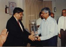 Prof. R. Natarajan presents a memento to Dr. Gururaj Deshpande, Special Convocation (2001)